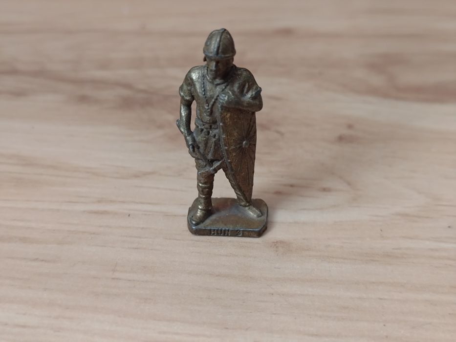 Figurka Kinder niespodzianka Hun 3