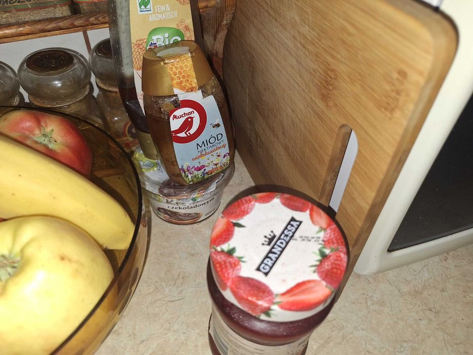 Sprzedam drzem miody i krem czekoladowy w dobrym stanie.