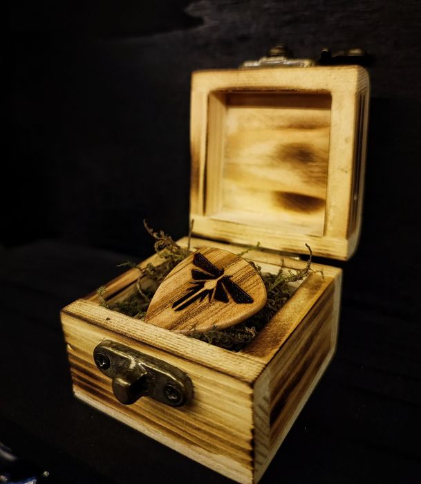 Caixa e palheta de madeira com tema personalizado