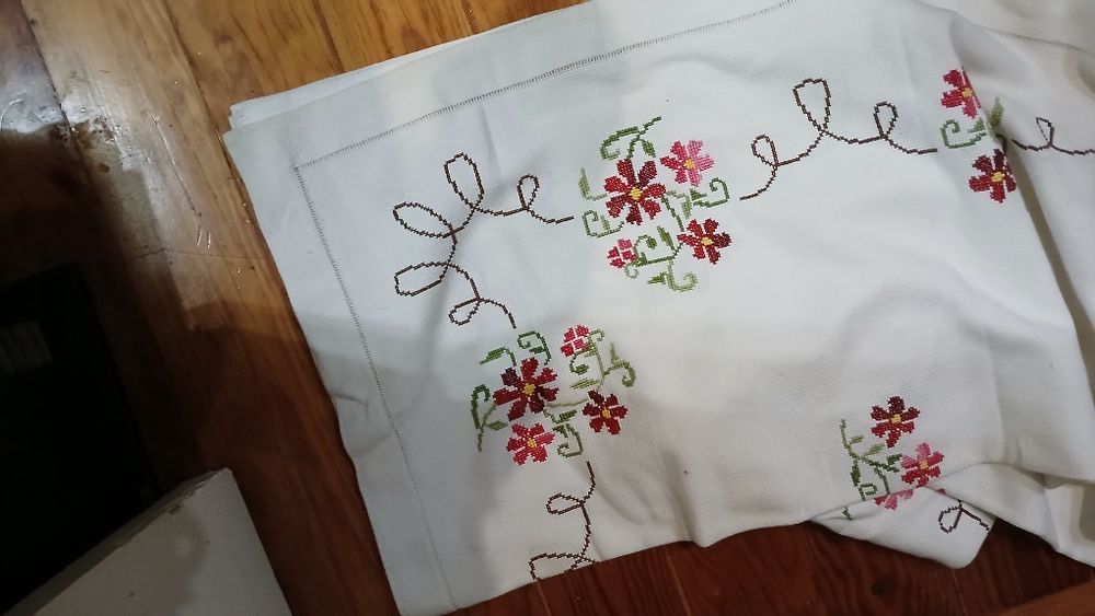 Toalha bordada com tema floral
