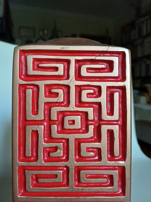 Jarro/Solitário de cor dourada com motivos orientais vermelhos