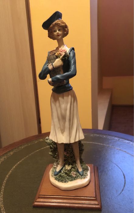 Stara figurka ceramiczna Uczennica.