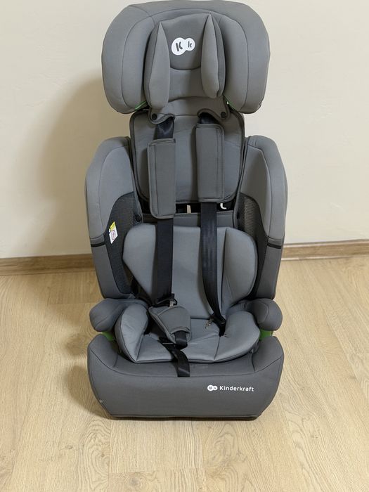 Продаю нове автокрісло від  1 року місців до 12 років ( 76 - 150см )