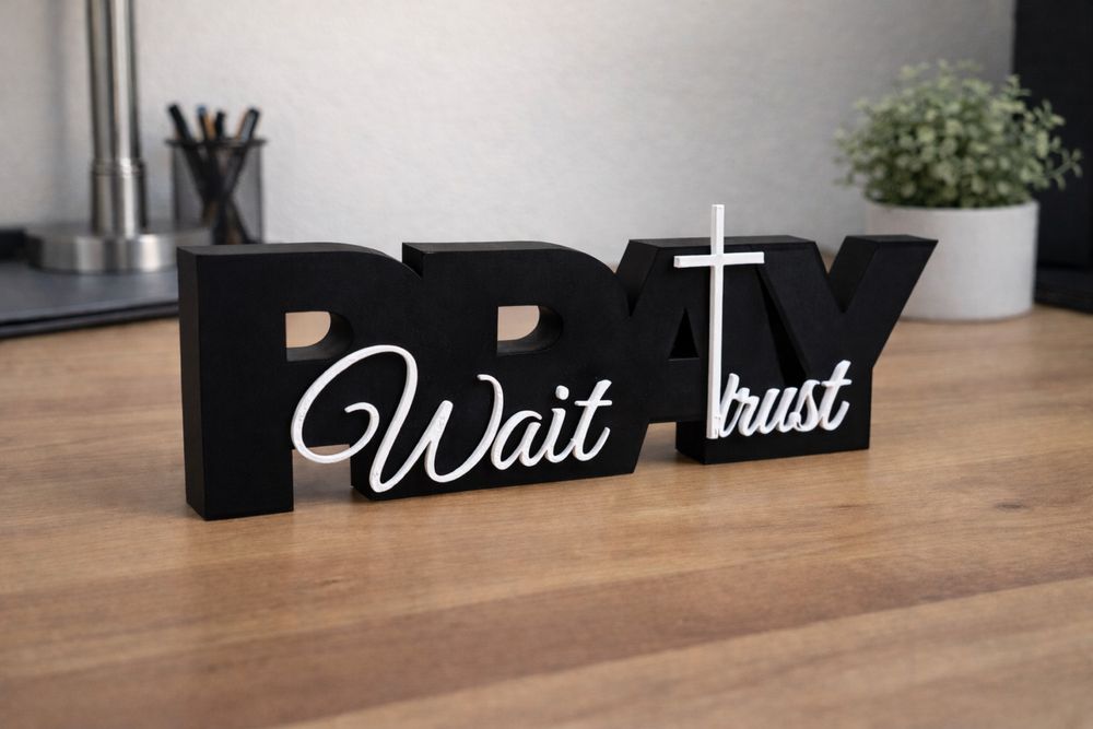 Placa Decorativa “Pray · Wait · Trust” – Impressão 3D