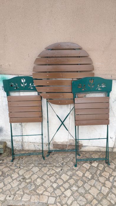 Mesa e cadeiras de jardim rústico