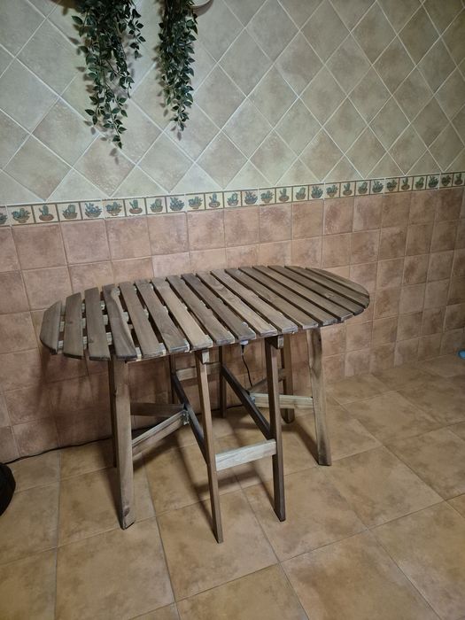 Conjunto de mesa + 2 cadeiras em madeira – ótimo estado