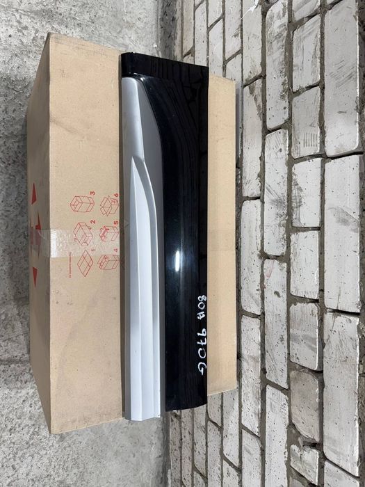 Молдінг двері задня права audi q5 80a