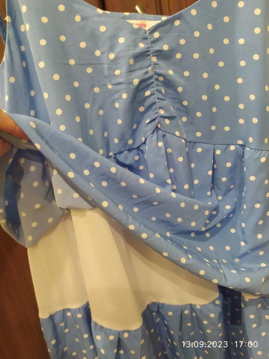 Блакитна сукня в горошок