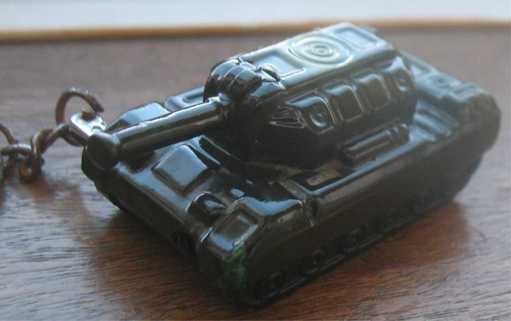 Isqueiro em forma de tanque militar