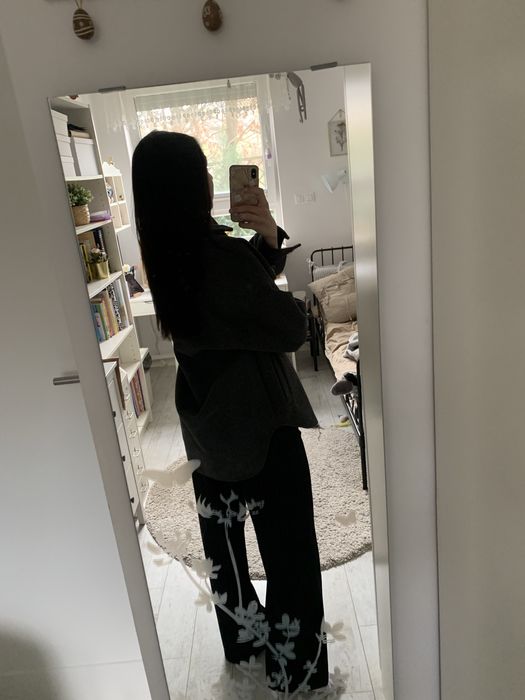 szara kurtka koszulowa wiosenna zapinana na guziki stradivarius