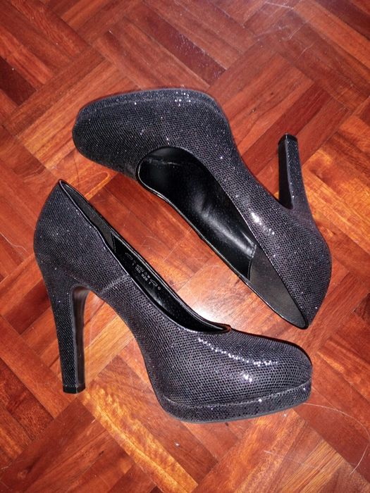 Sapatos salto e pochete gala