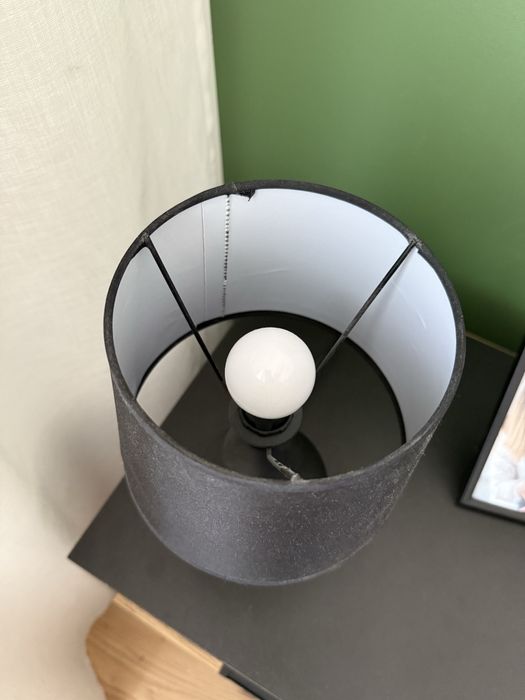 Dwie czarne lampki nocne