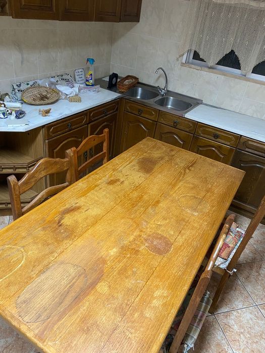 Móveis de cozinha com mesa e cadeiras. Madeira maciça