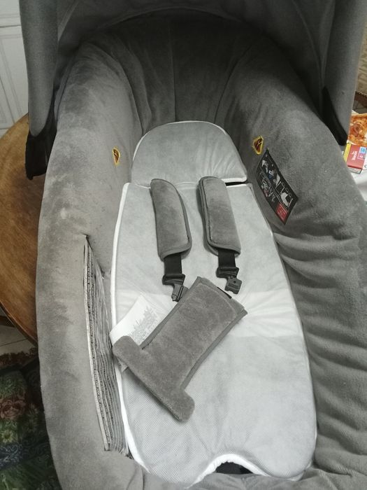 Roupa de bebé e carrinhos