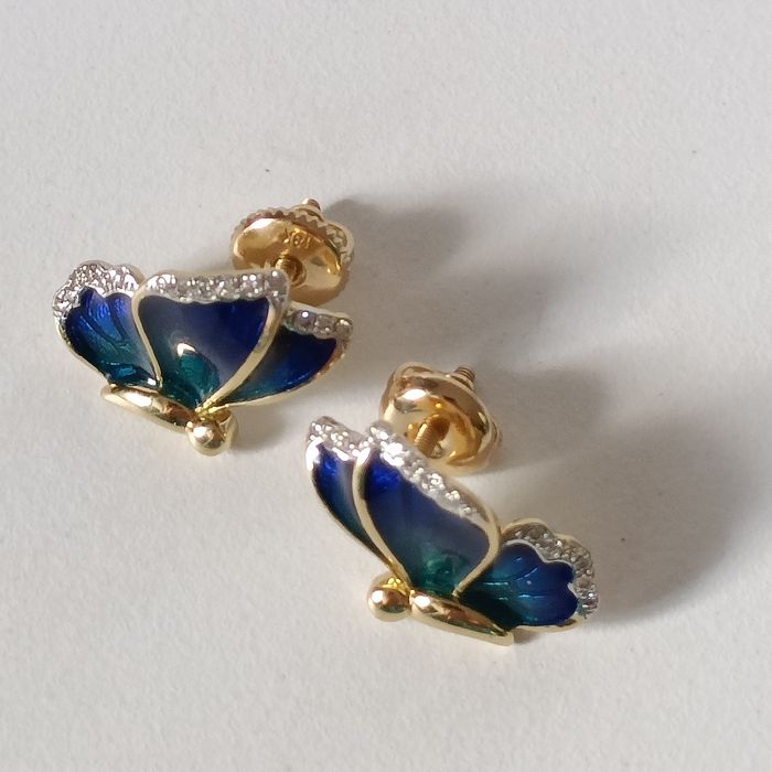 Złote kolczyki w kształcie Motyli