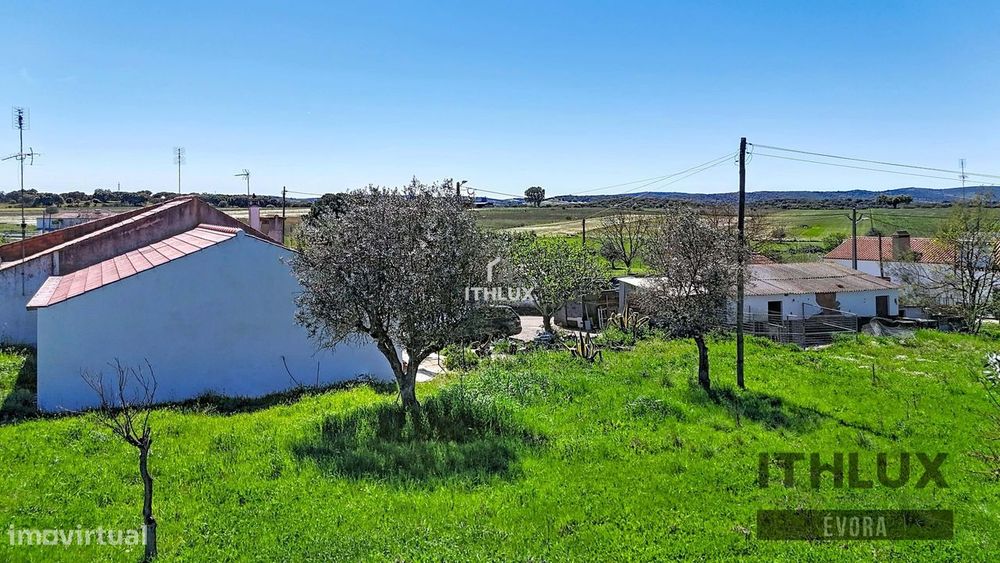 Moradia T2 com 2410 m2 de Terreno em São Bento do Cortiço Estremoz