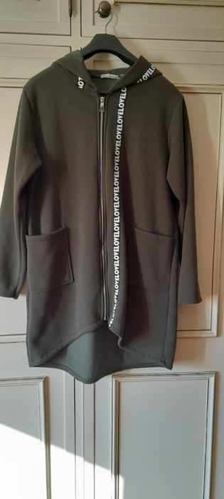 Casaco comprido polar com capuz e bolsos