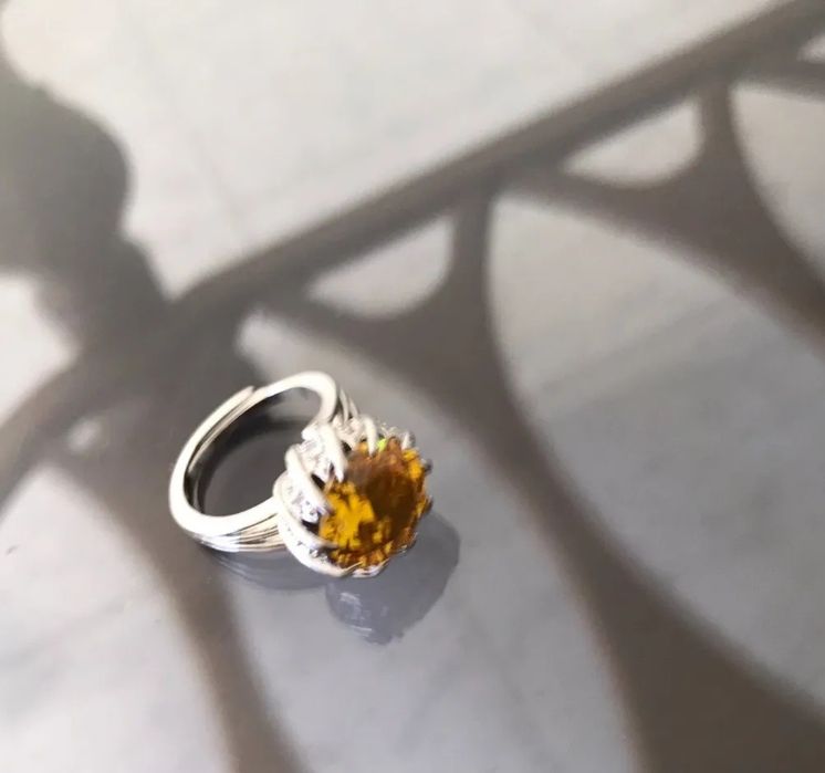 Anel de pedra preciosa estilo vintage à venda a preço especial.