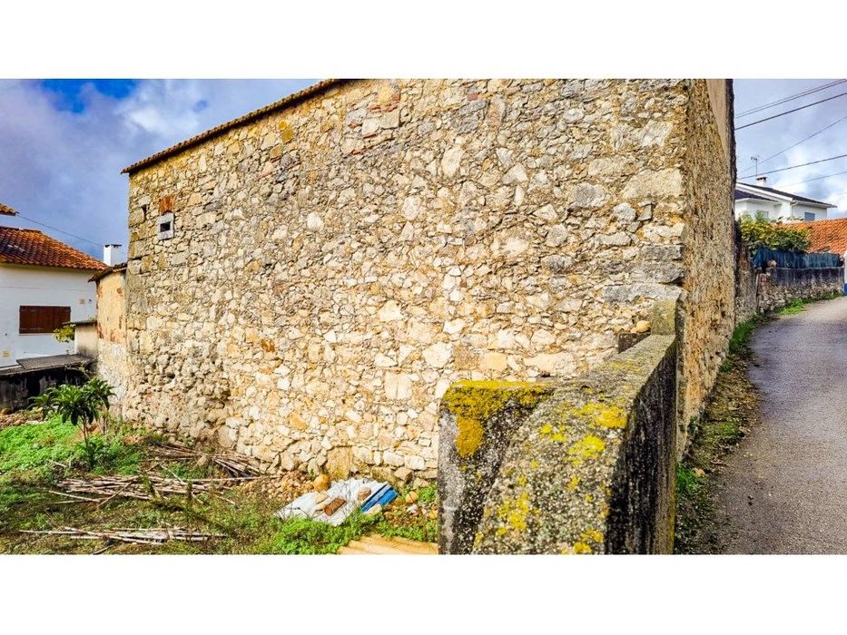 Terreno com Viabilidade de Construção - 456 m² | Próximo de Leiria