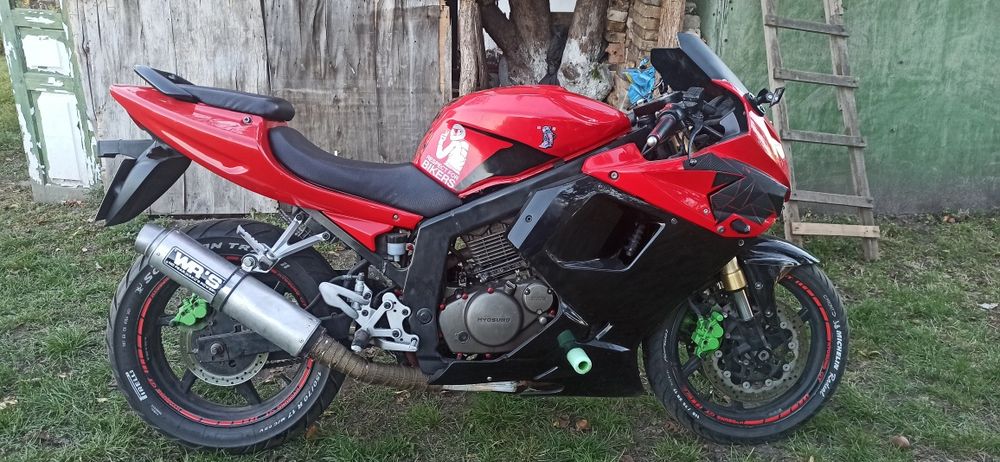 Hyosung GT 250R.