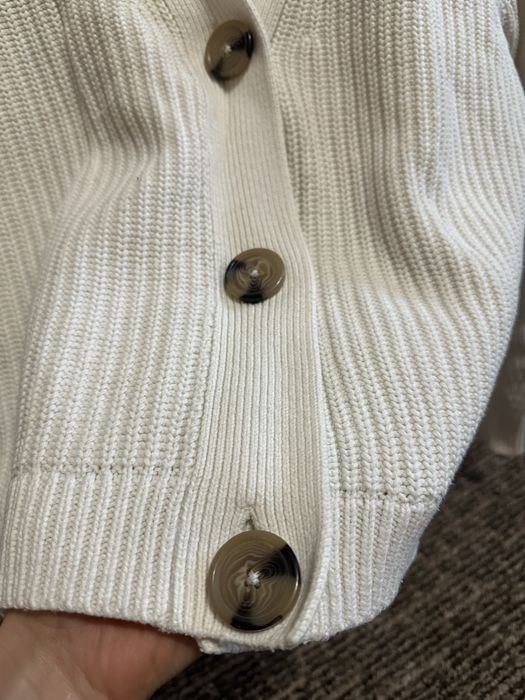 Жіночий вʼязаний кардиган