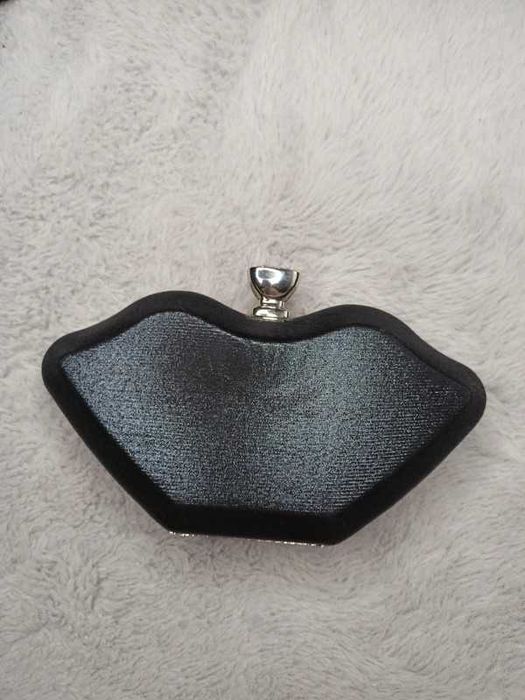 Czarna torebka wieczorowa