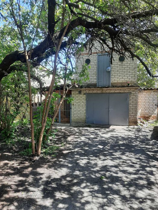 Продам 2х поверховий гараж в центрі міста.