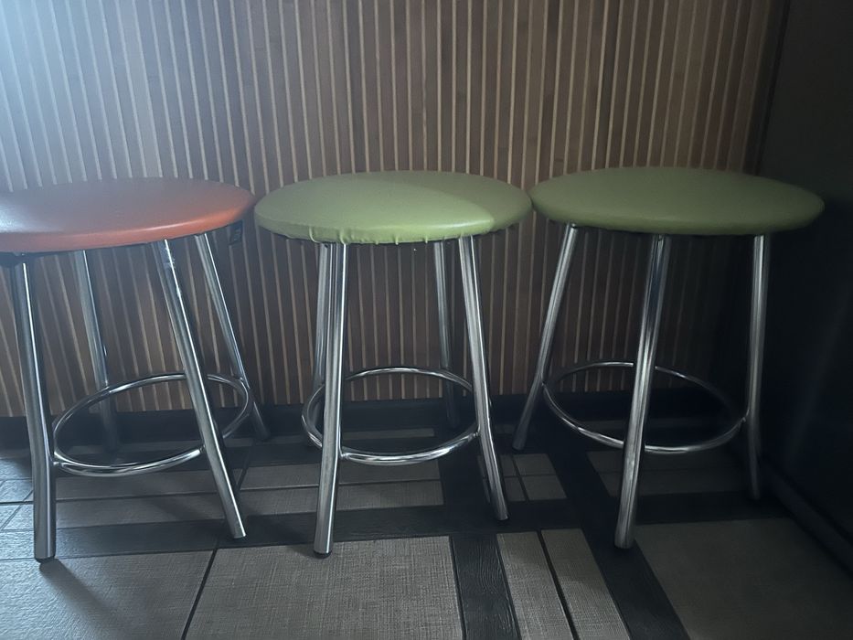 Різні стільці ( деревʼяні, залізні)