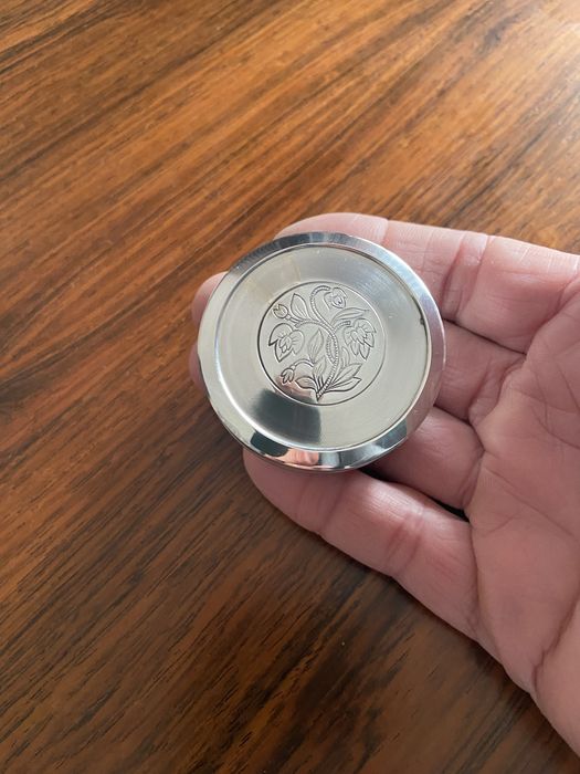 Caixa de comprimidos em prata