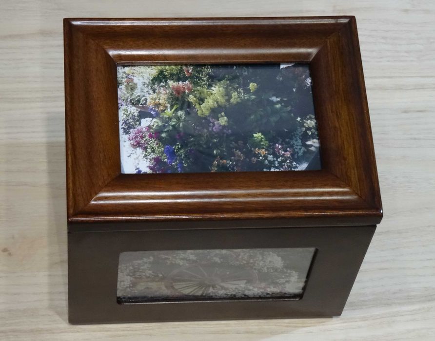 Skrzyneczka szkatułka drewniana na kolekcje zdjęć