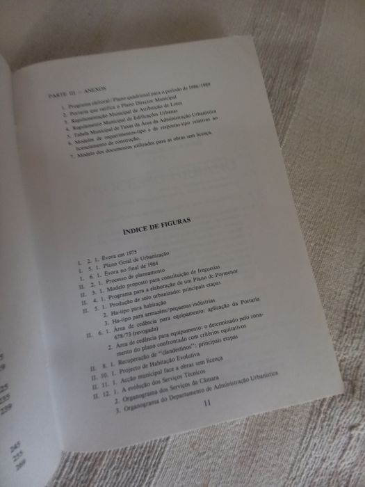 Livro sobre a Arquitetura da cidade de Évora