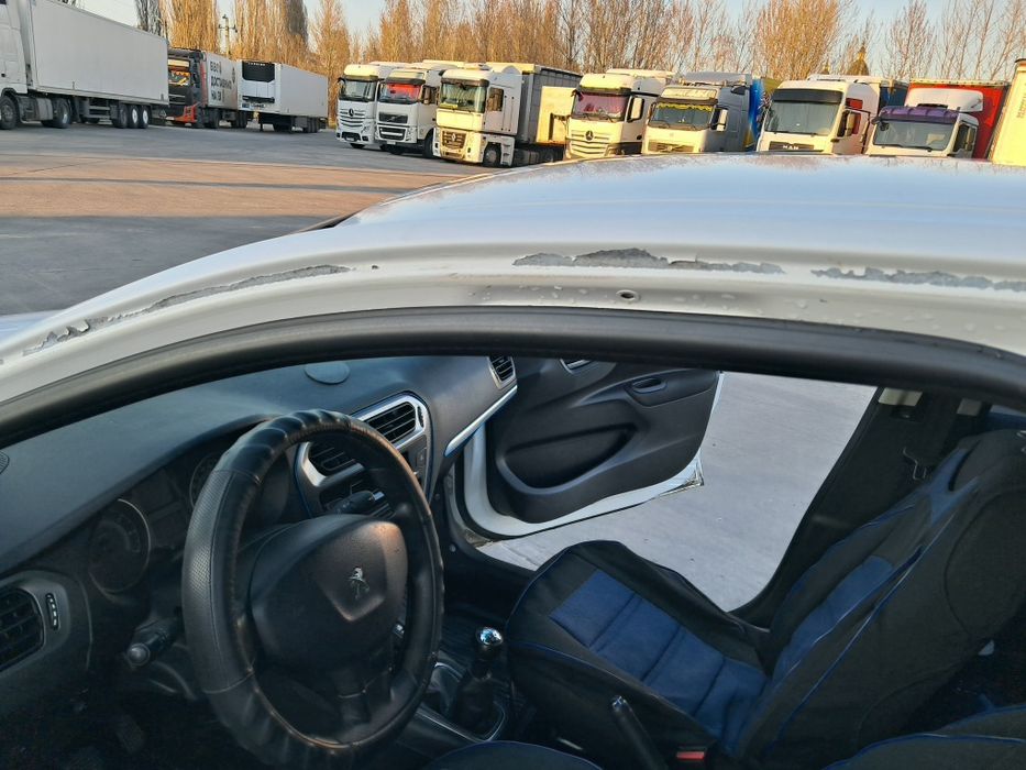 Автомобиль Пежо..