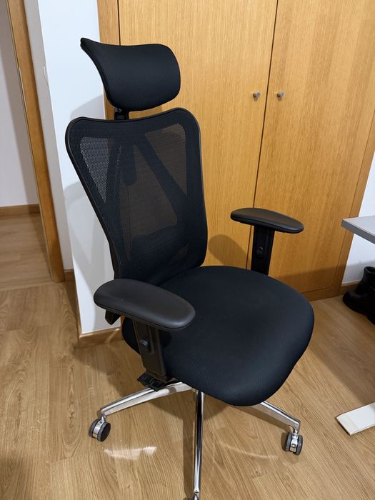 Cadeira ergonómica de escritorio preta (SIHOO)