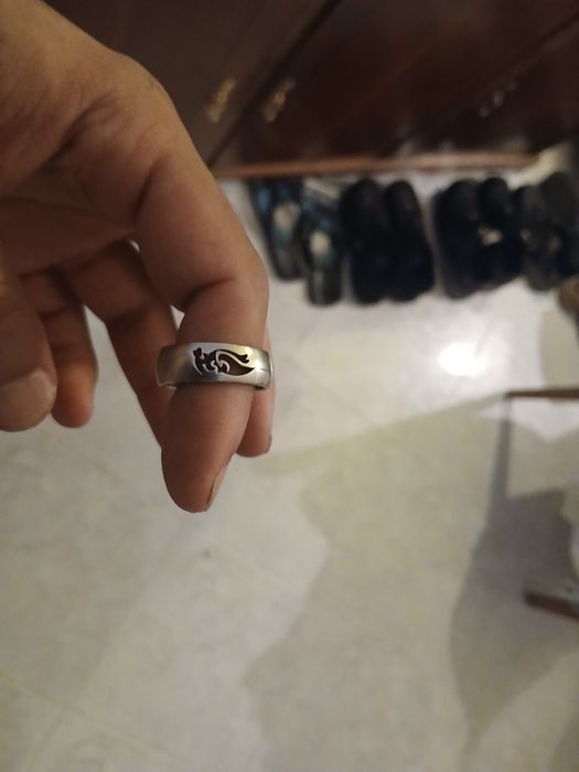 Anel masculino prateado com detalhe preto
