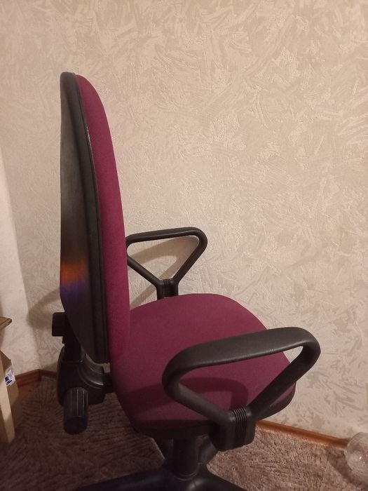 Офісне крісло в хорошому стані