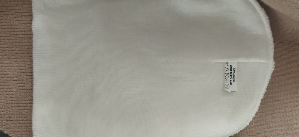 Śmietankowa czapka wywijana