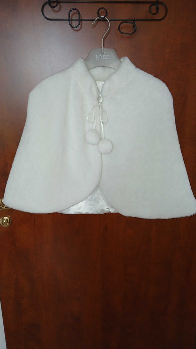 Białe ciepłe bolerko komunijne dla dziewczynki.