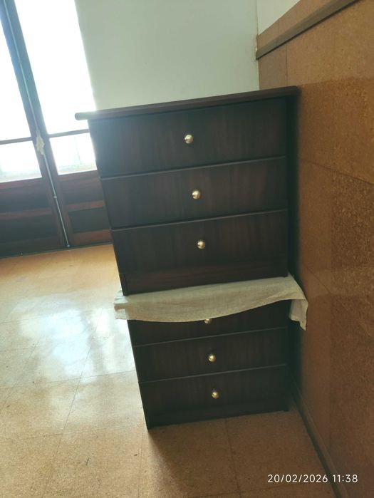 Quarto de casal completo – cama com estrado + 2 mesas + cómoda – 180€