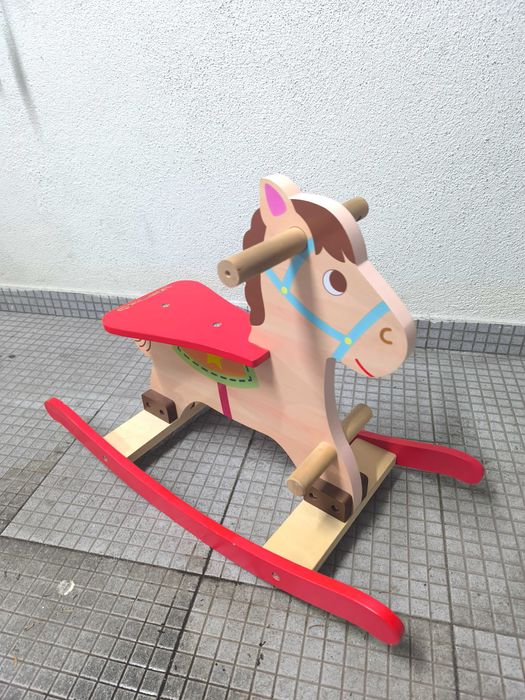 Cavalo de madeira criança