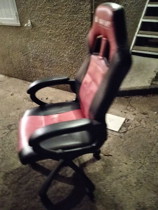 Cadeira de jogo, gaming n,play ,com alguns danos mas razoável no preço é de aproveitar.