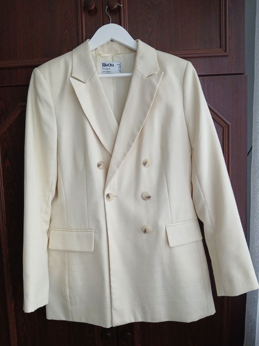 Стильний жіночий костюм