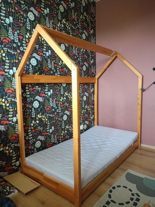 Drewniane łóżko domek