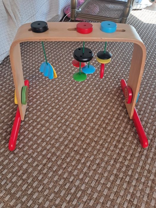 Ginásio  para bebé  em muito bom estado. É muito útil para o bebé, que goata de ver as cores vivas e fica entretido