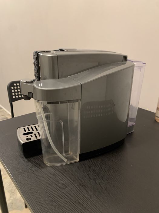 Ekspres tchibo cafissimo late + stojak na kapsulki