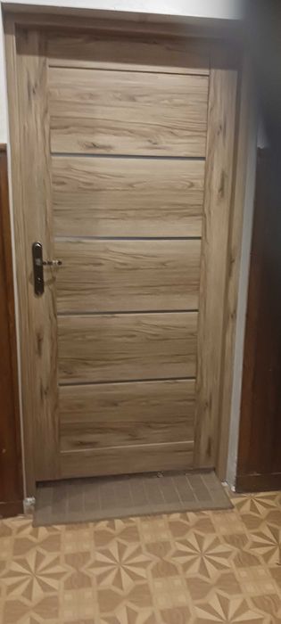 Drzwi wewnętrzne 100' prawe z zamkiem i ościeżnicą bez klamki,orzech.