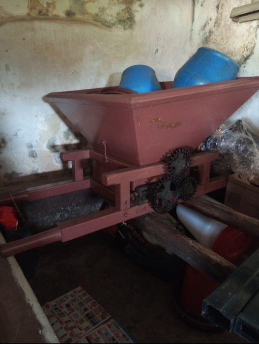 Esmagadora manual a trabalhar bem