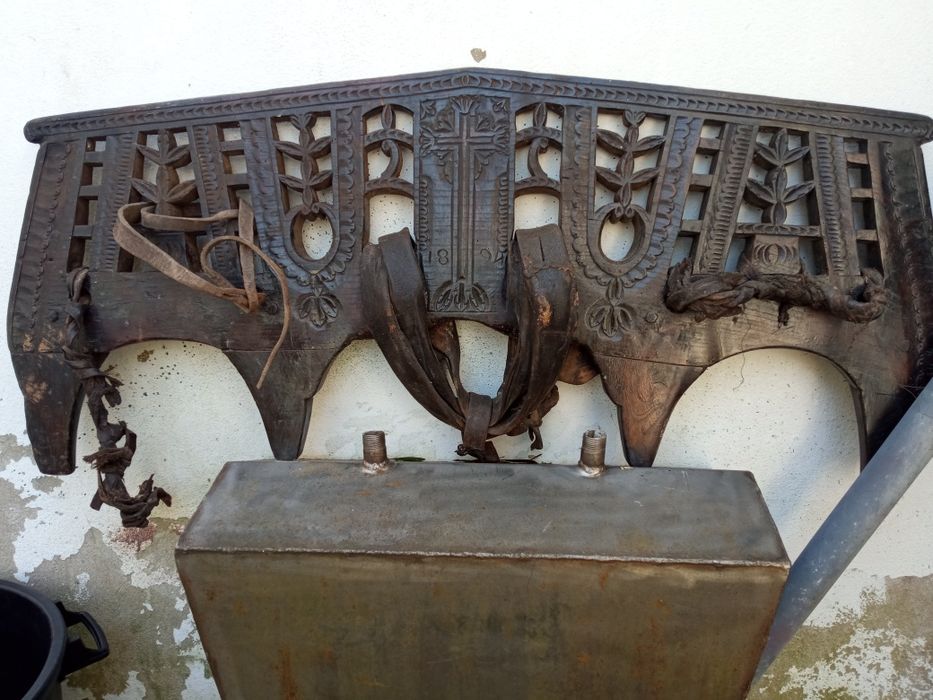 Fabuloso jugo de bois. Genuína peça trabalhada á mão Muito antiga,para