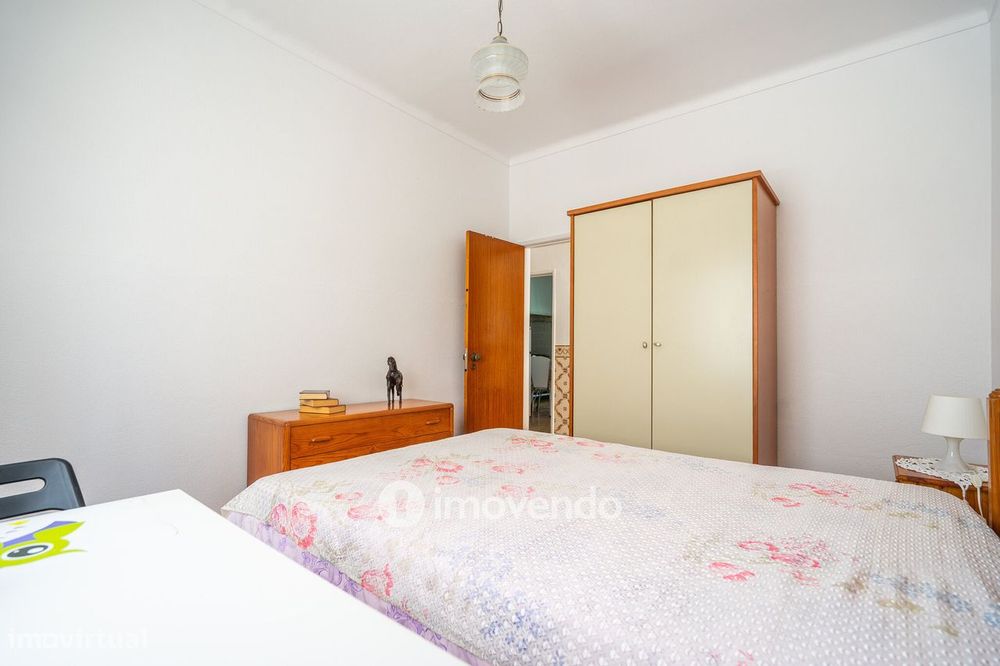 Moradia T4 mais Anexo T1, com jardim, na Caparica