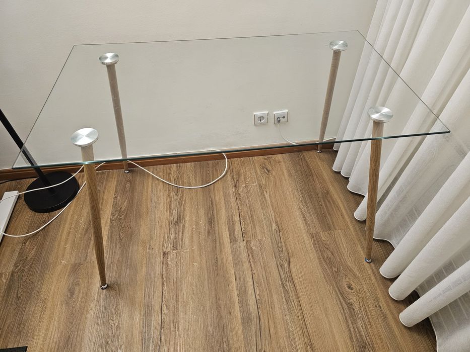 Mesa de sala com tampo de vidro