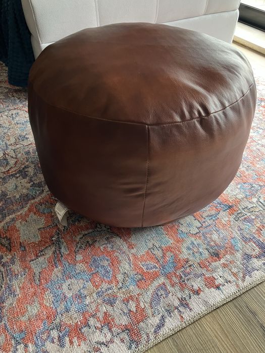 Puff  arredondado castanho  em pele, diametro 60 cm/ altura 30 cm.
